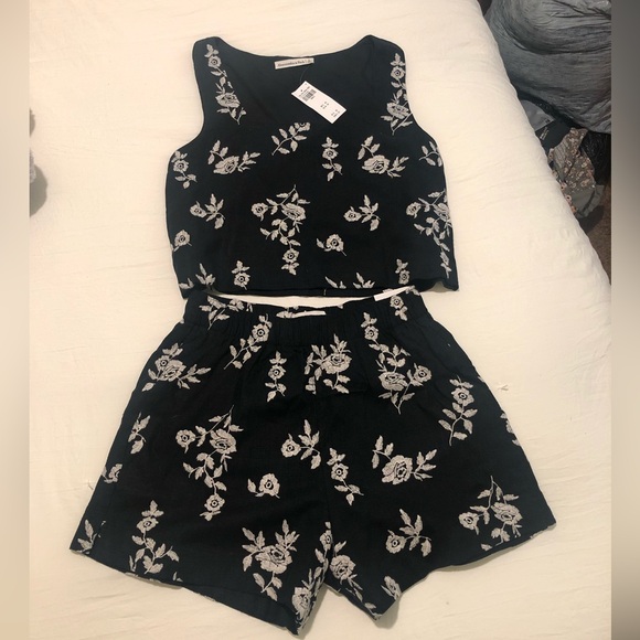 NEW shorts set from Abercrombie - Picture 5 of 10